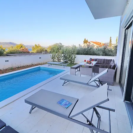 E & D - Four Bedroom With Pool And Patio - D Drače