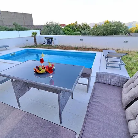 E & D - Four Bedroom With Pool And Patio - D *