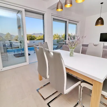 E & D - Four Bedroom With Pool And Patio - D *