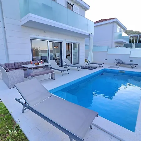 E & D - Four Bedroom With Pool And Patio - D Villa Drače