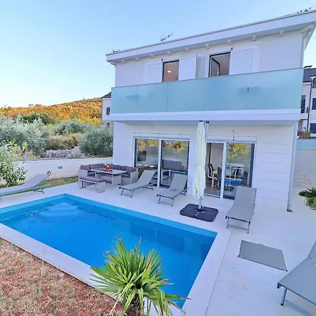 E & D - Four Bedroom With Pool And Patio - D Drače