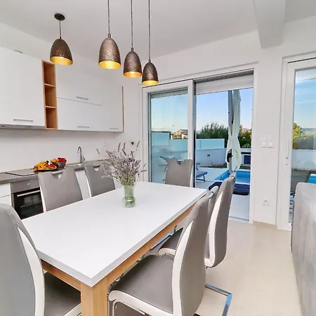 E & D - Four Bedroom With Pool And Patio - D *