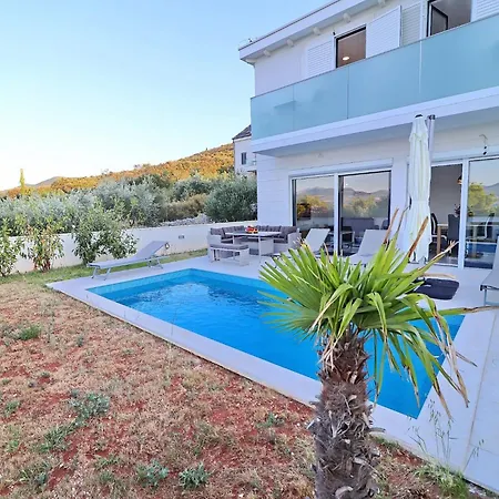 E & D - Four Bedroom With Pool And Patio - D