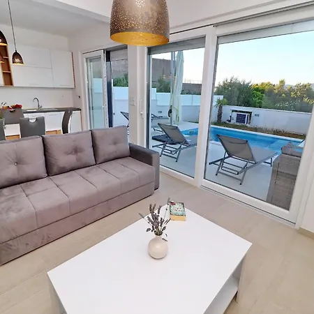 E & D - Four Bedroom With Pool And Patio - D Vila