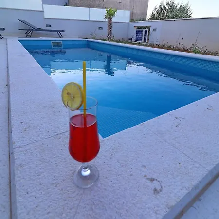 E & D - Four Bedroom With Pool And Patio - D *