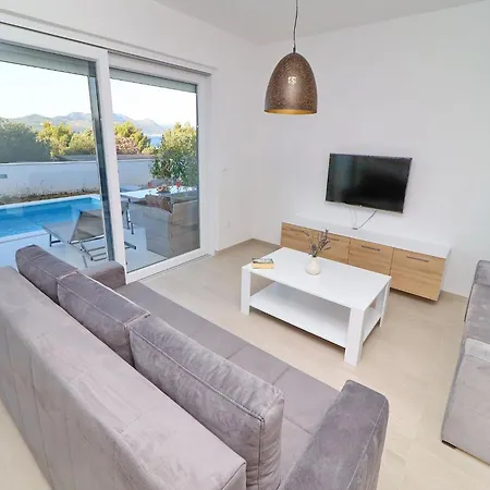 E & D - Four Bedroom With Pool And Patio - D Drace