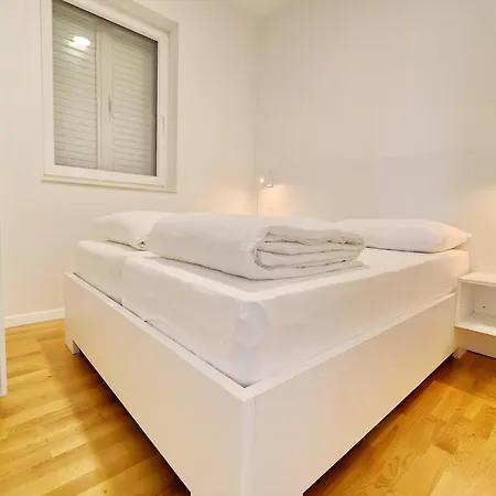 E & D - Four Bedroom With Pool And Patio - D