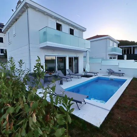 E & D - Four Bedroom With Pool And Patio - D Villa