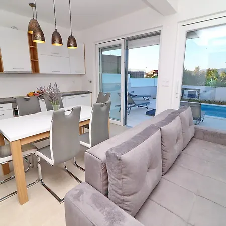 E & D - Four Bedroom With Pool And Patio - D * Drače